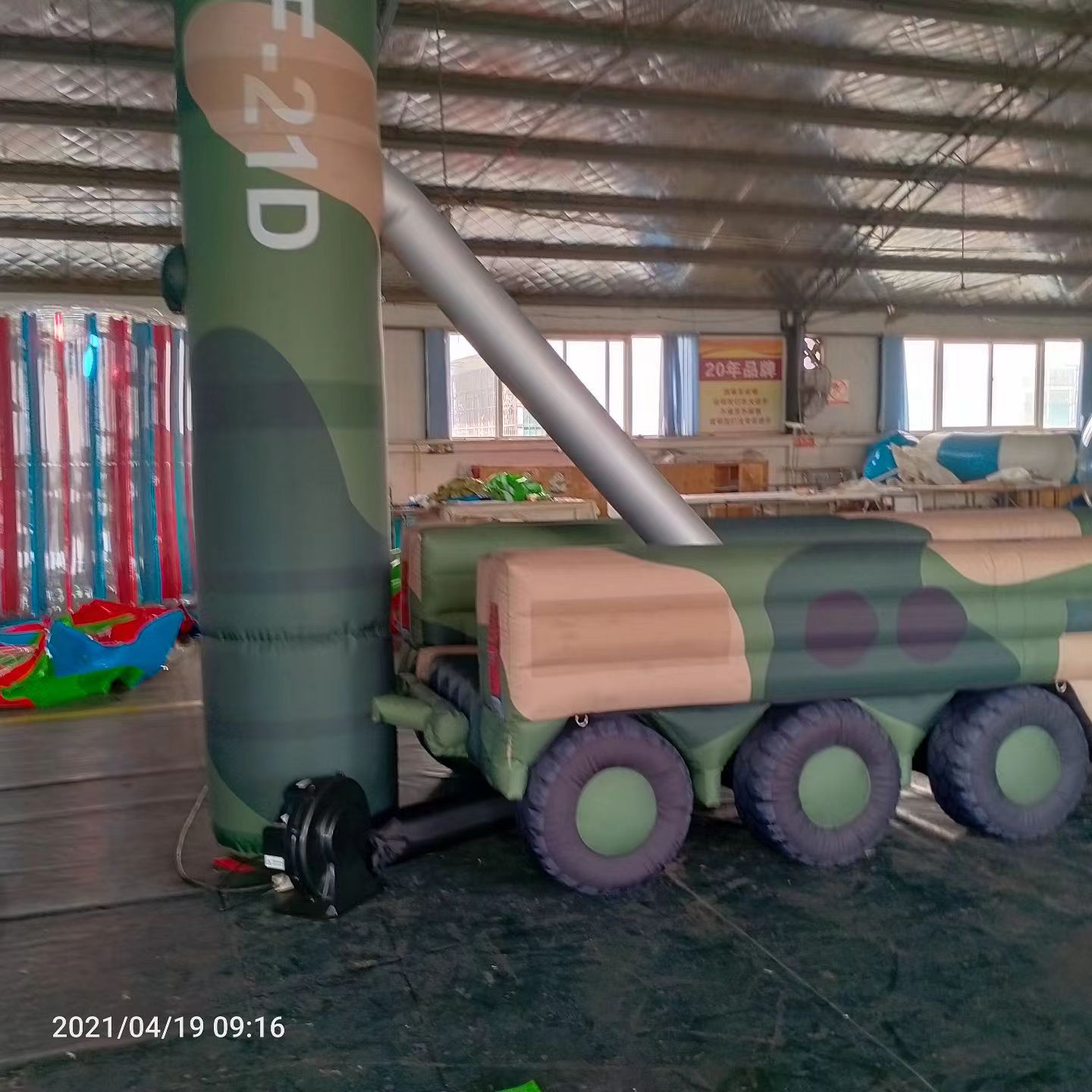桃山军事演习中的充气目标车辆：模拟发射车雷达车坦克飞机